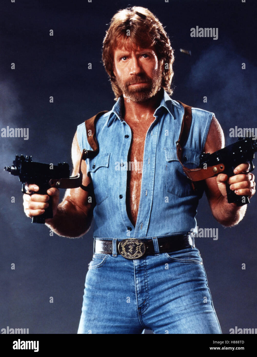 Invasión invasión de EE.UU., (U.S.A.) USA 1985, Regie: Joseph Zito, Chuck  Norris, Stichwort: Waffe, Maschinenpistole, Bart, Jeans Fotografía de stock  - Alamy