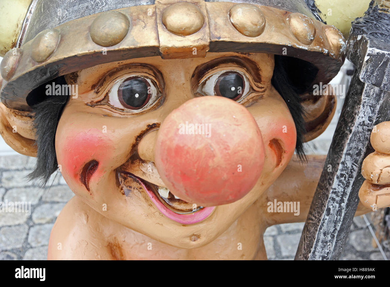 Estatua tallada de un troll, con nariz exagerada, fuera de tienda en Stavanger, Noruega Foto de stock