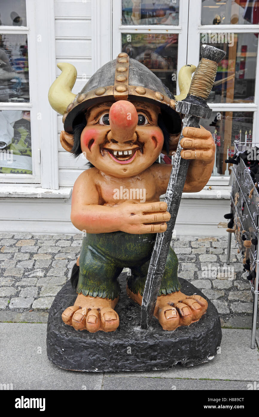 Estatua tallada de un troll, con nariz exagerada, fuera de tienda en Stavanger, Noruega Foto de stock