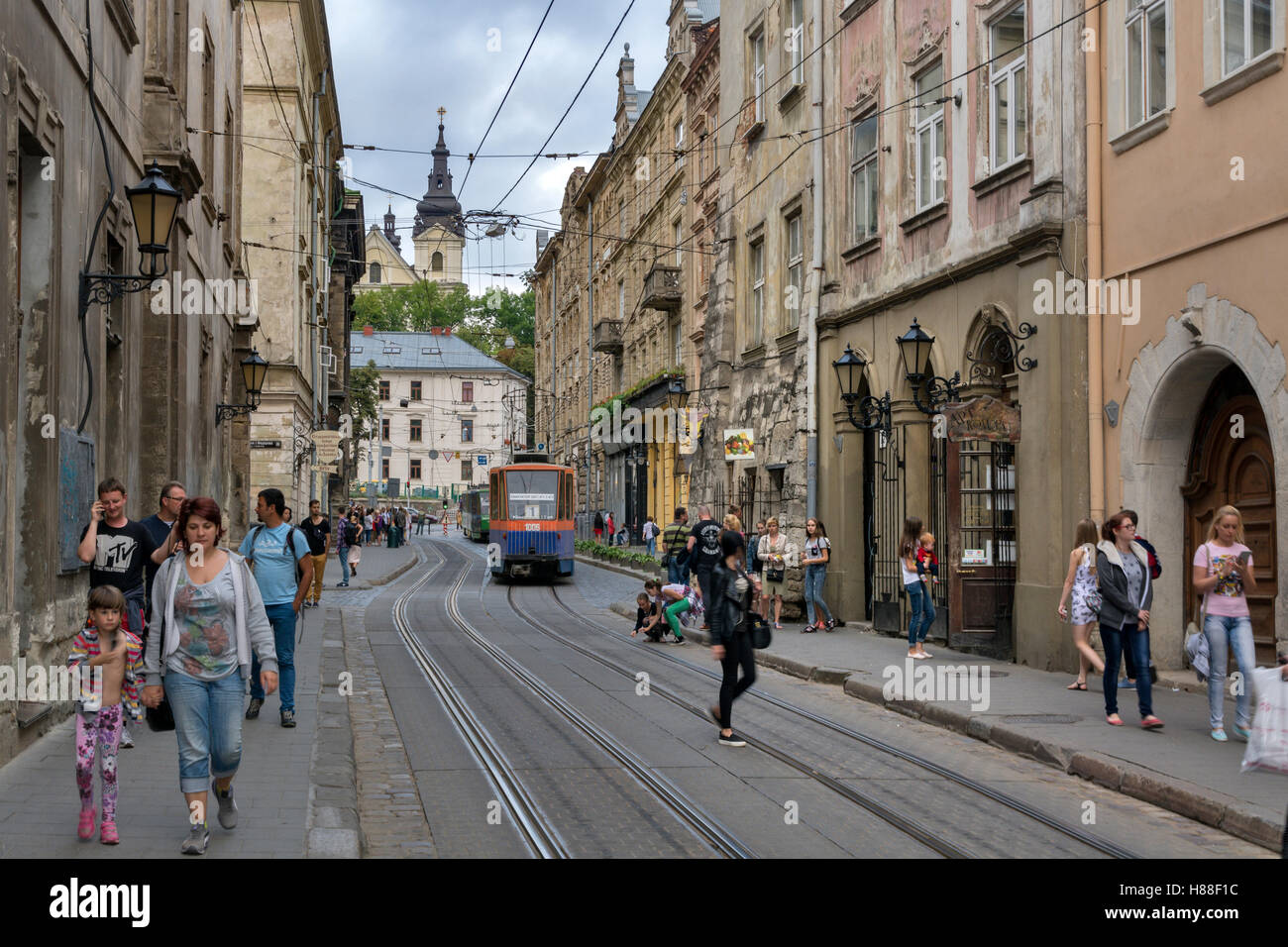 Ruska Street View, cerca de la plaza de Rynok y San Miguel de la Iglesia católica ucraniana en la procedencia de Lviv, Ucrania Foto de stock