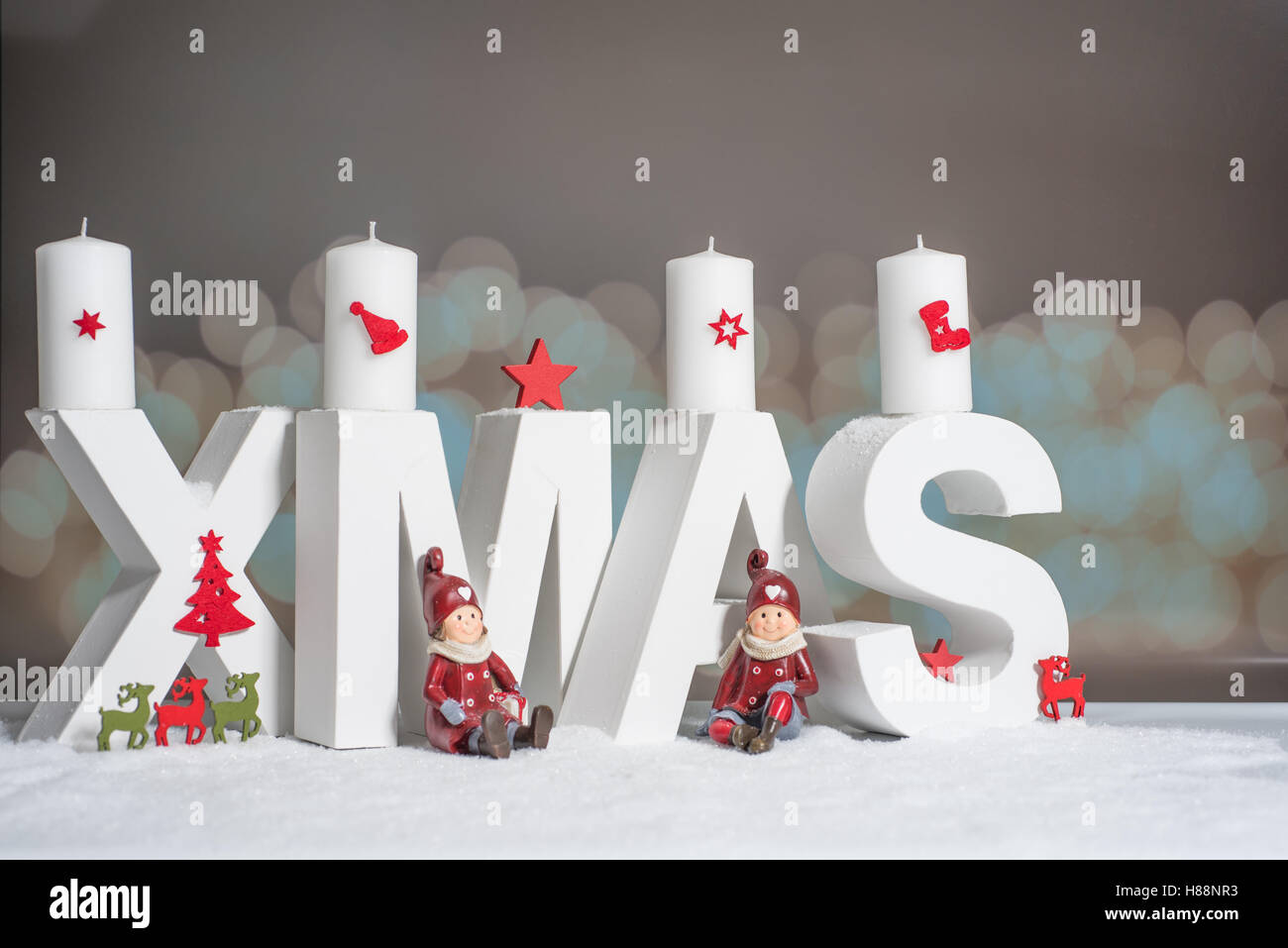 Navidad en letra blanca con fondo de luz borrosa Foto de stock