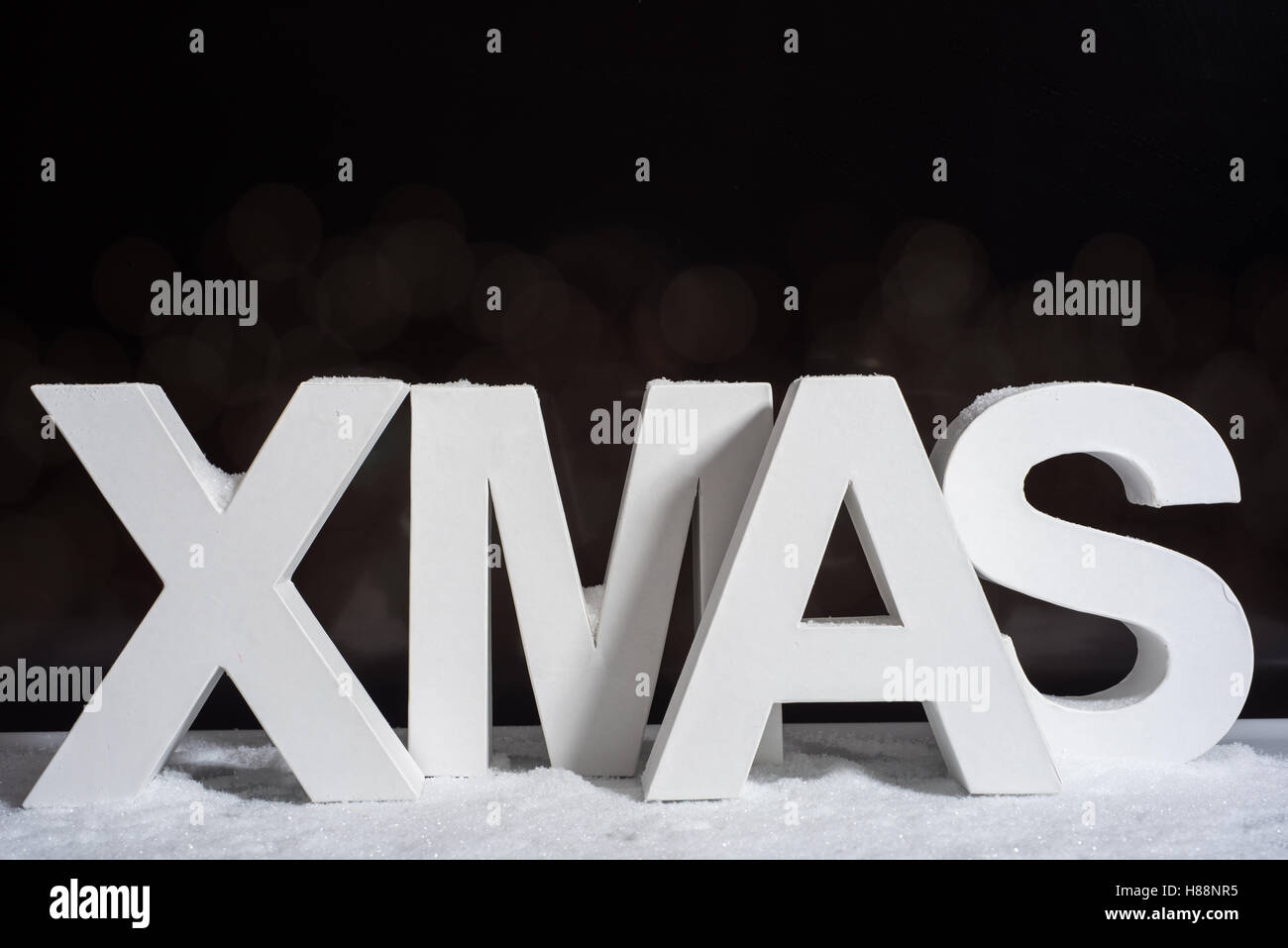 Navidad en letras blancas con fondo negro Foto de stock