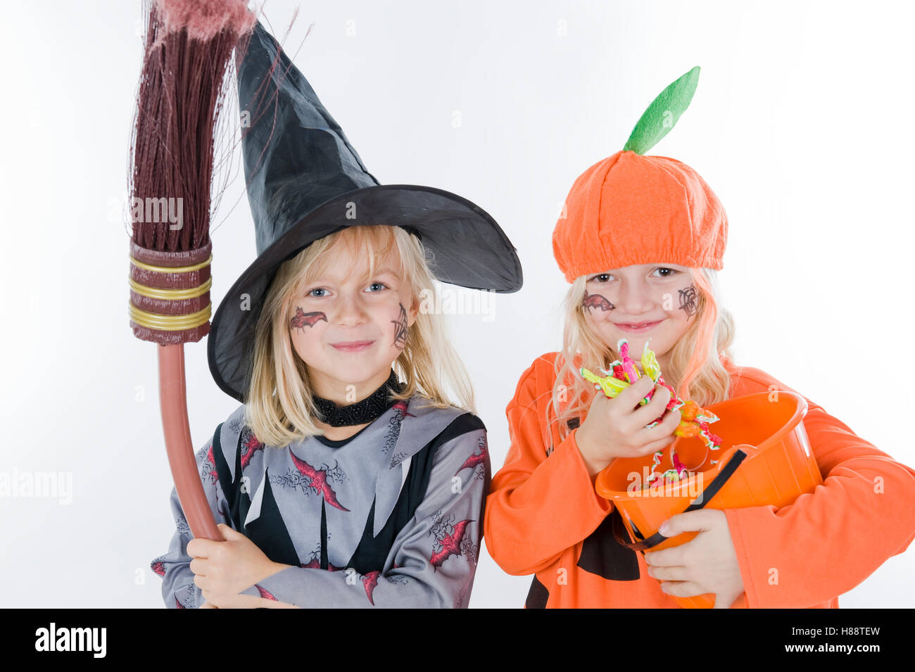 Niños disfrazados para halloween fotografías e imágenes de alta resolución  - Alamy
