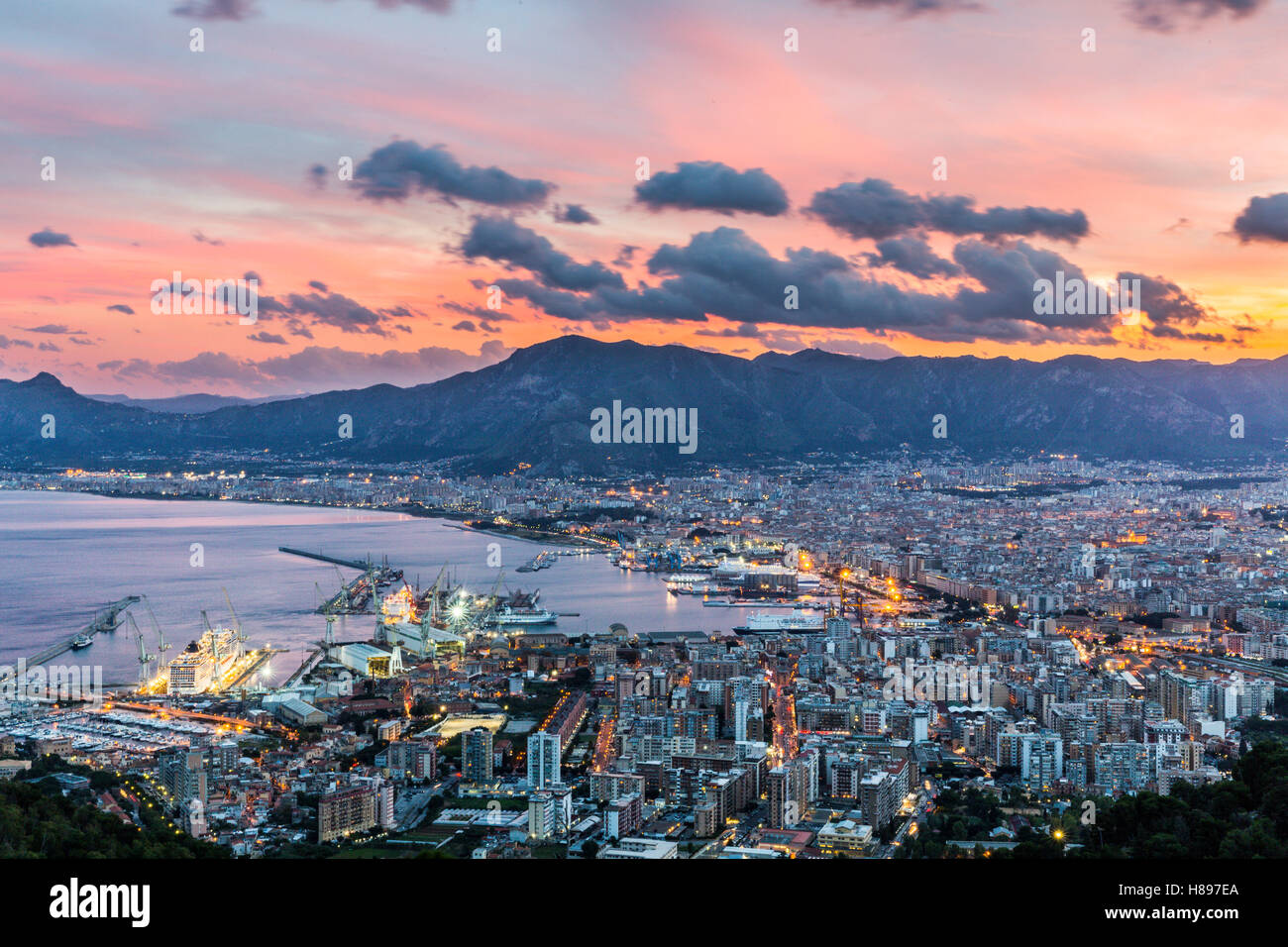 Vista aérea de Palermo al atardecer, Italia Foto de stock