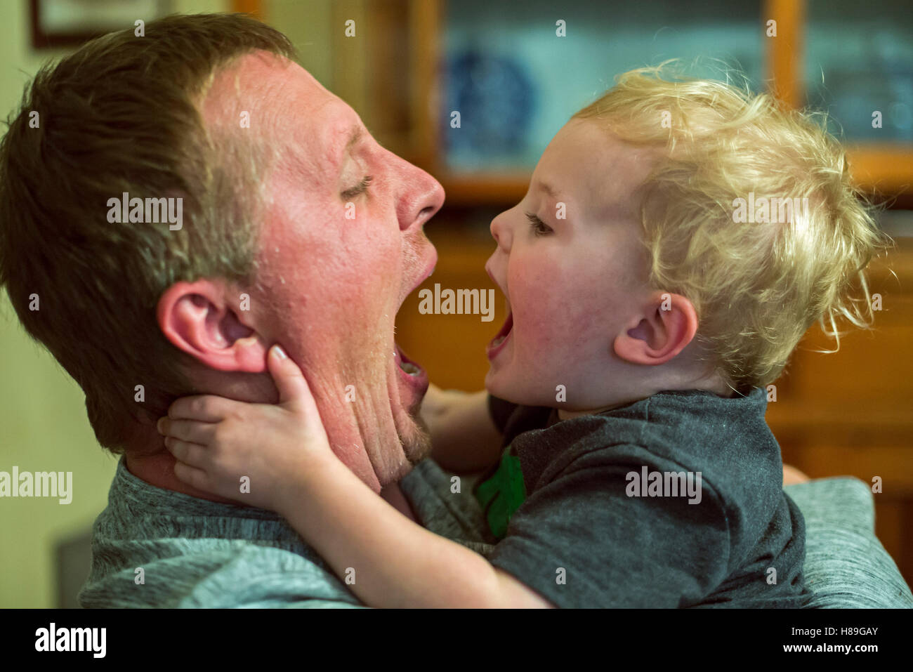 Detroit, Michigan - Adam Hjermstad hace las caras con su hijo de dos años, Adam Hjermstad Jr. Foto de stock