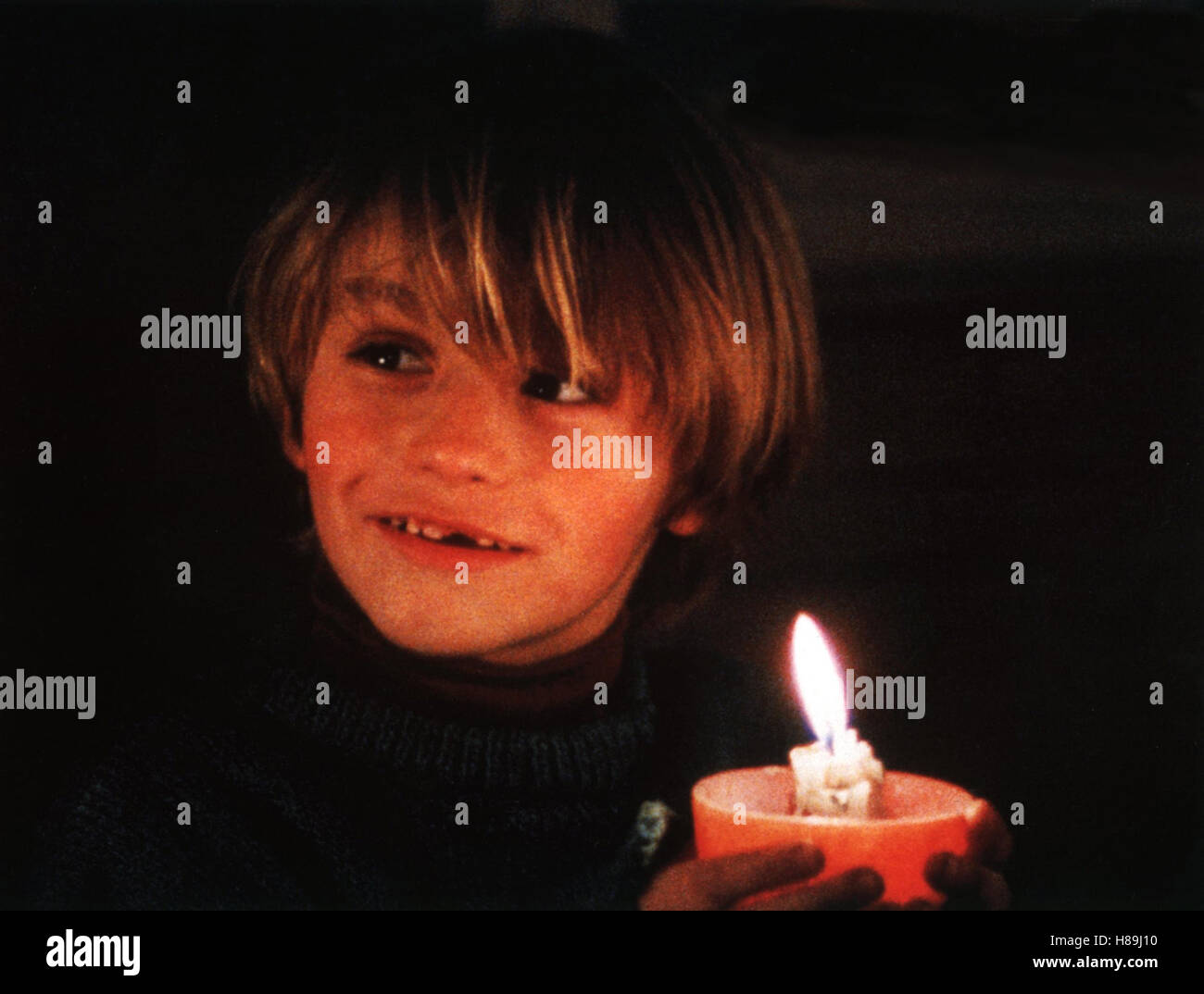 Gibt es zu Weihnachten Schnee?, (Y'AURA-T-IL DE LA NEIGE un NOEL?) F 1996, Regie: Sandrine Veysset, Szene Stichwort: Tipo, Zahnlücke, Kerze Foto de stock