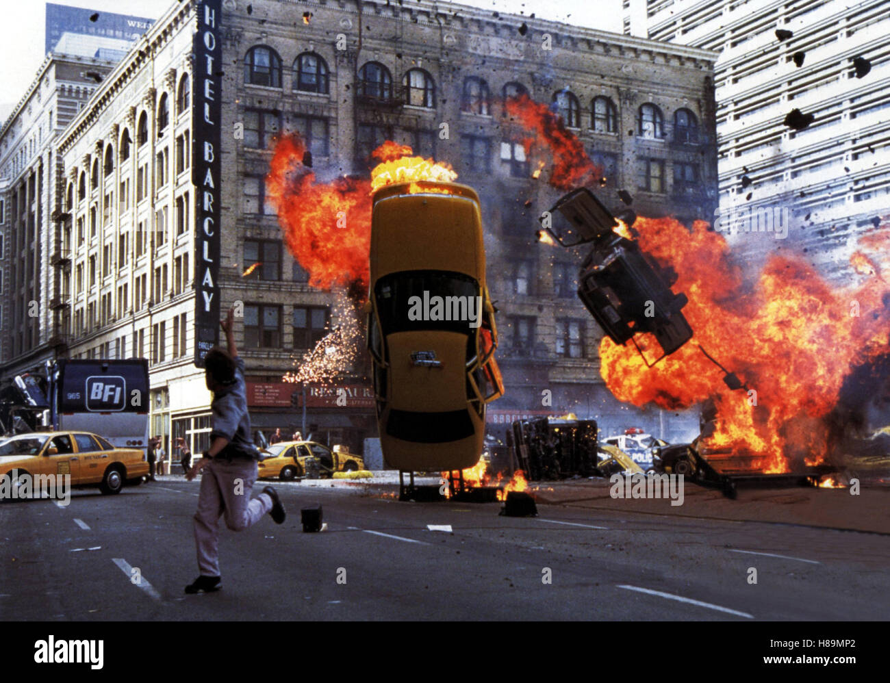 Armageddon - Das jüngste Gericht (ARMAGEDDON) USA 1998, Regie: Michael Bay, Szene Stichwort: explosión, Feuer, Brennende Autos Foto de stock
