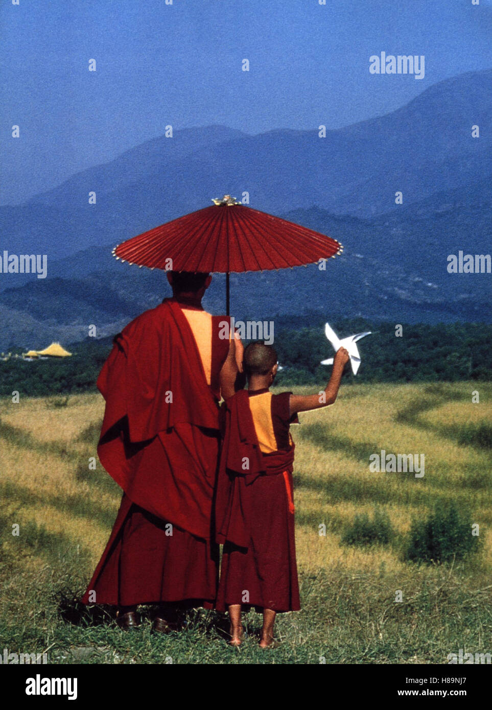 Spiel der Götter, (COPA) / PHÖRPA IND 1999, Regie: Khyentse Norbu, Szene, Moncho, Sonnenschirm Stichwort: Foto de stock