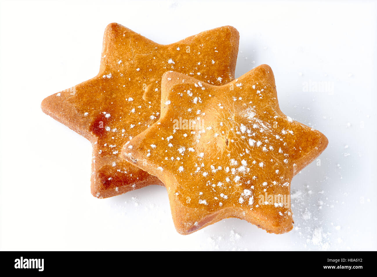Las galletas de jengibre en forma de estrella en la luz de fondo Foto de stock