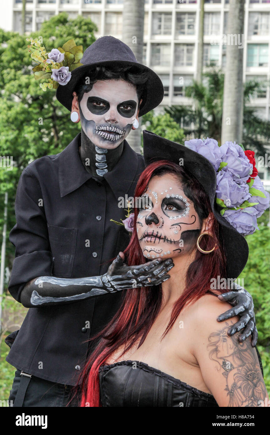 Sao Paulo, Brasil, el 2 de noviembre de 2016: una pareja no identificada en  el tradicional estilo mexicano de cráneo traje en el evento anual Zombie  Fotografía de stock - Alamy