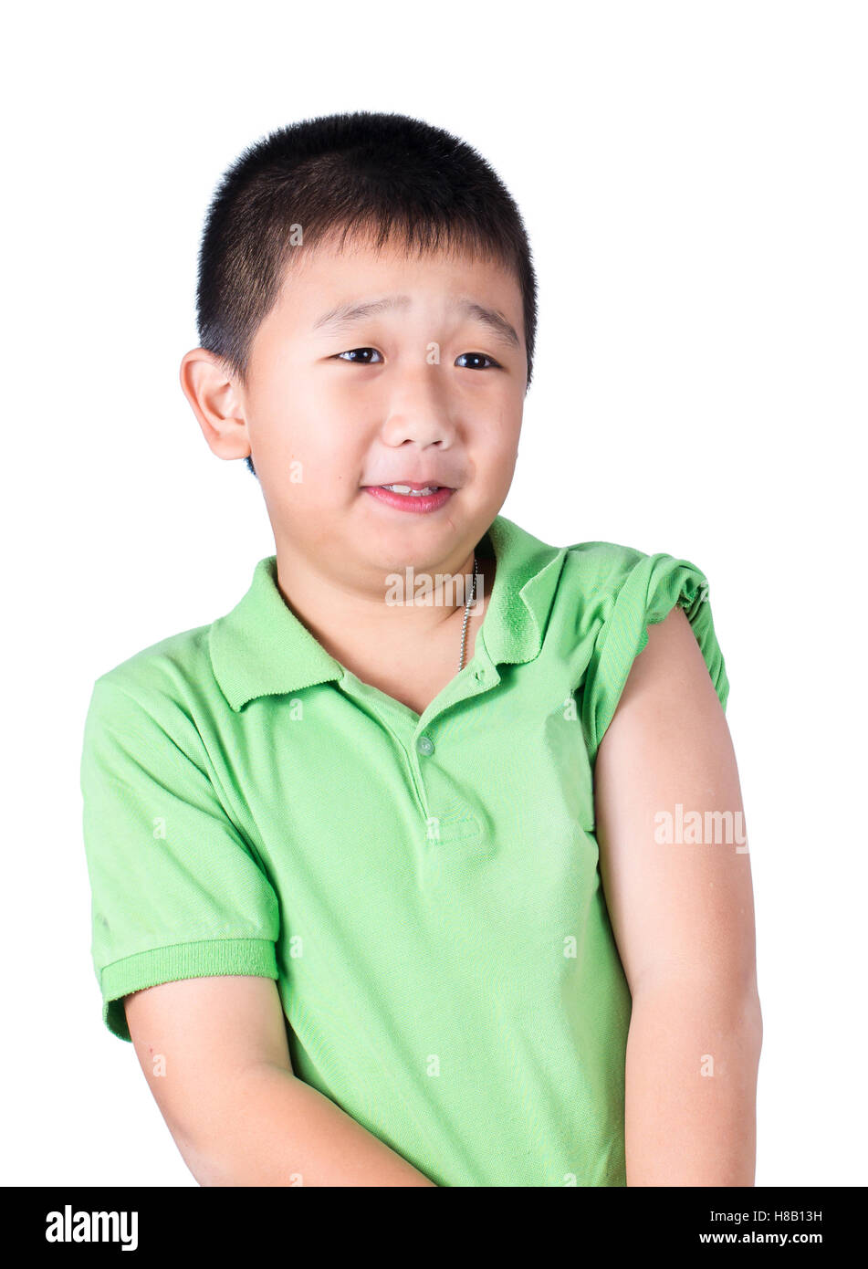 Un muchacho temeroso vestían camiseta verde mira a su lado izquierdo Foto de stock