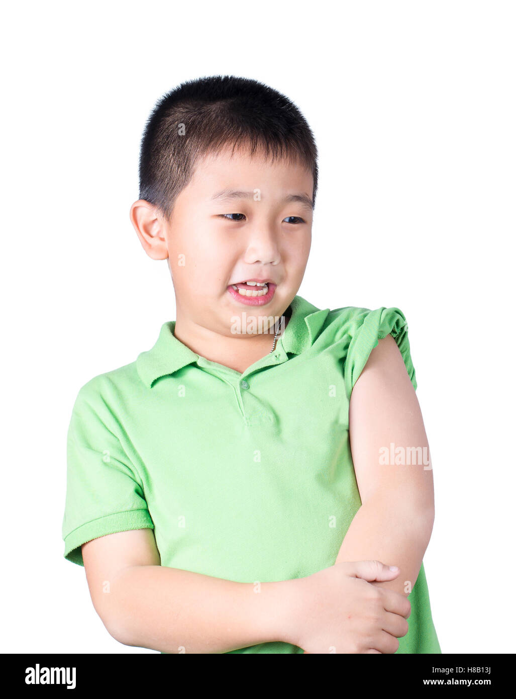 Un muchacho temeroso vestían camiseta verde mira a su lado izquierdo Foto de stock