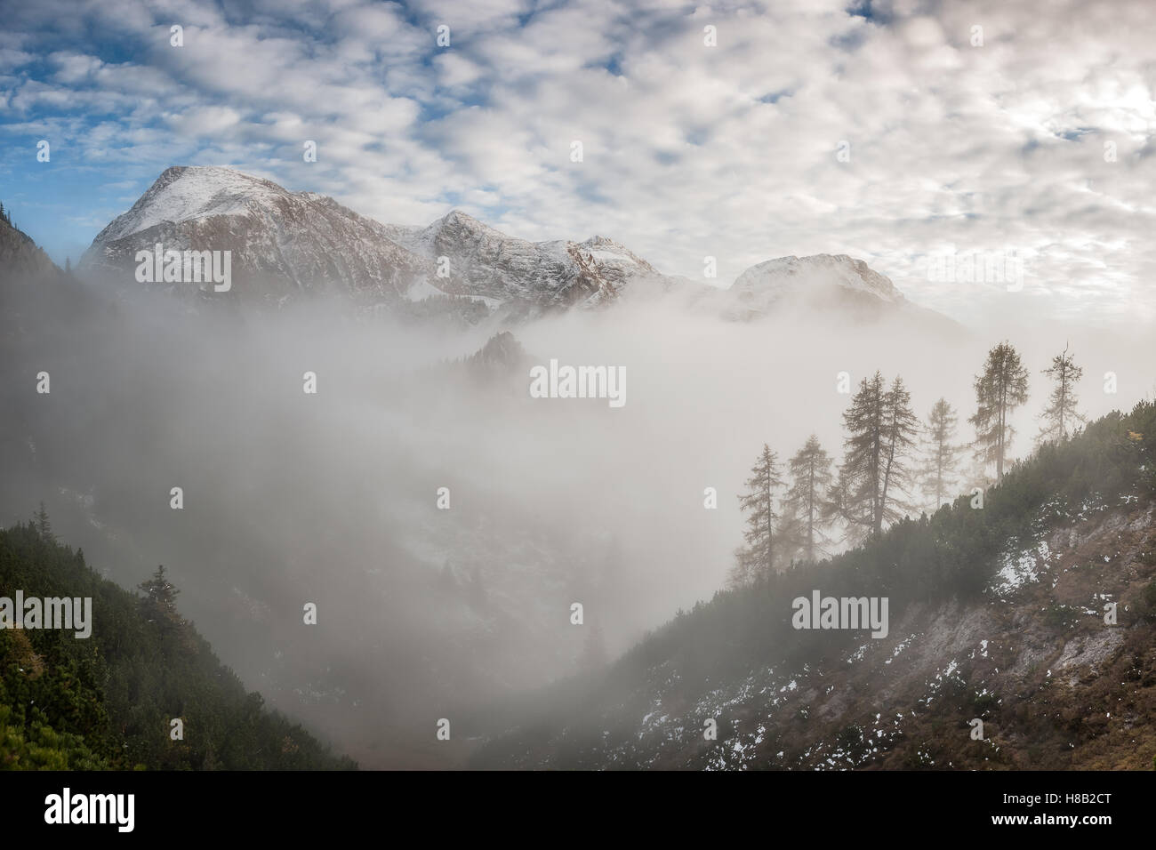 Majestuoso paisaje de montaña, niebla y nubes Foto de stock