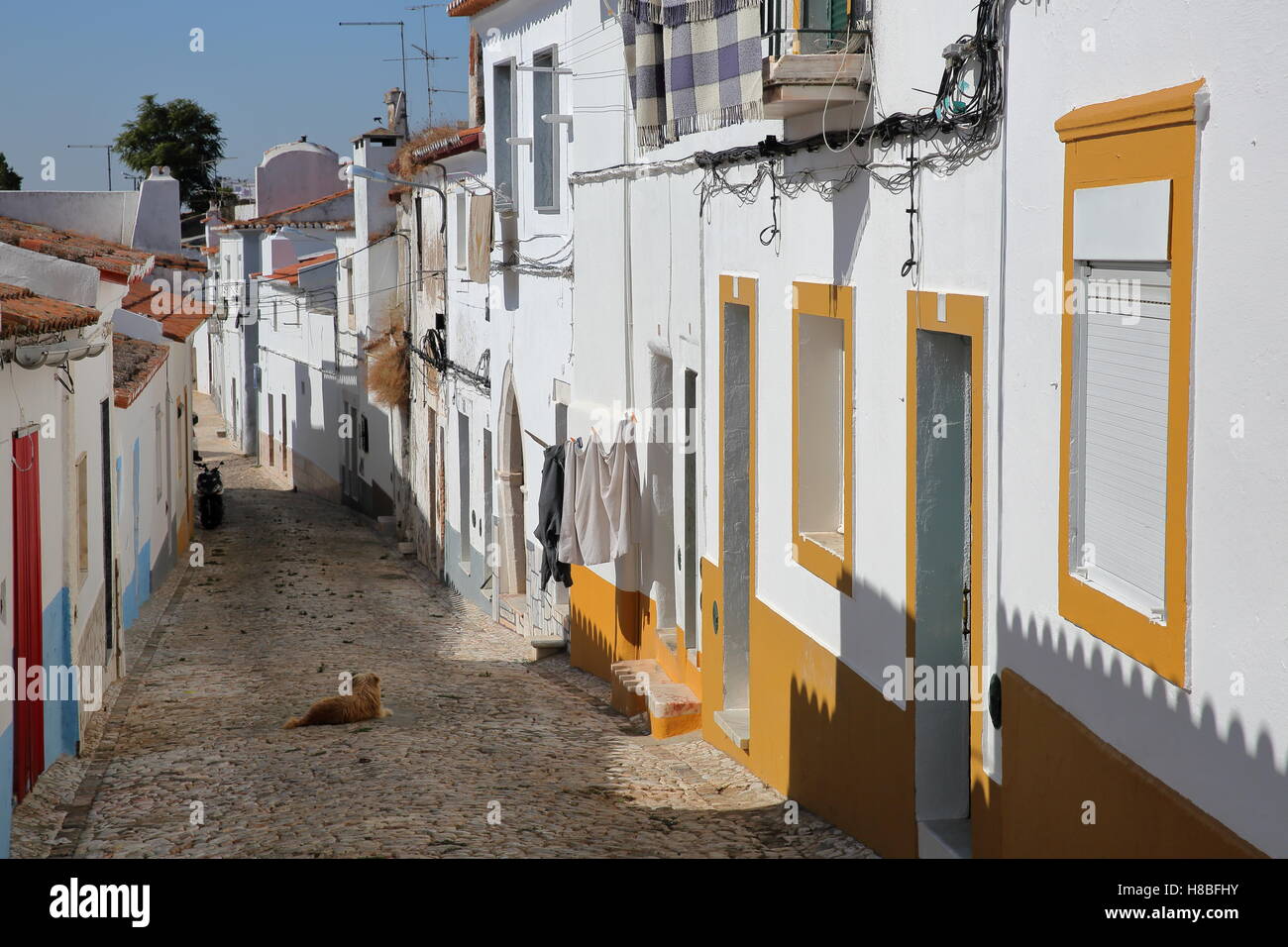 ESTREMOZ, PORTUGAL una típica calle adoquinada con coloridas casas
