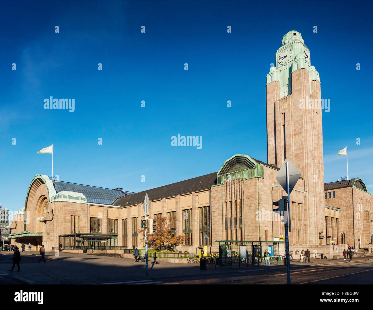 El centro histórico de la estación de trenes de Helsinki en Finlandia y la calle exterior Foto de stock