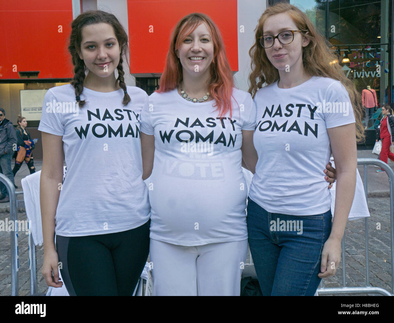 Tres Neoyorquinos vendiendo camisetas mujer desagradable en el día de las elecciones de 2016 con los ingresos destinados a la caridad. En la ciudad de Nueva York. Foto de stock