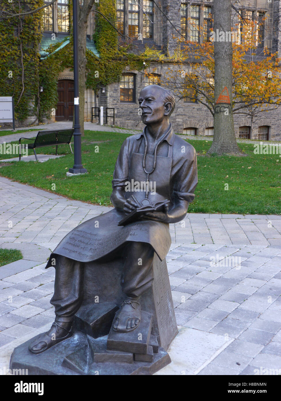 Estatuto del Dr. Norman Bethune en la Escuela de Medicina de la Universidad de Toronto. Foto de stock