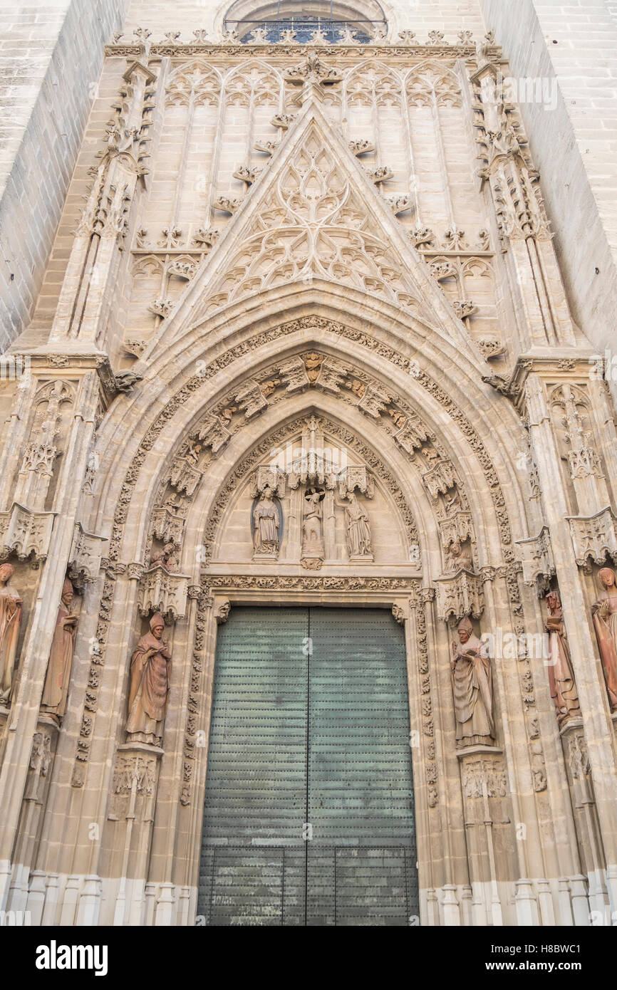Nacimiento de puerta o portón de San Miguel de la Catedral de Sevilla,  España Fotografía de stock - Alamy
