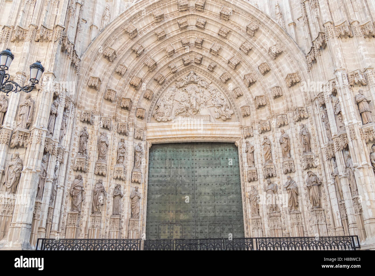 Puerta de Asunción (en español: Puerta de la Asunción) de la Catedral de Sevilla (en español: Catedral de Santa María de la Sede) en sp Fotografía de stock - Alamy