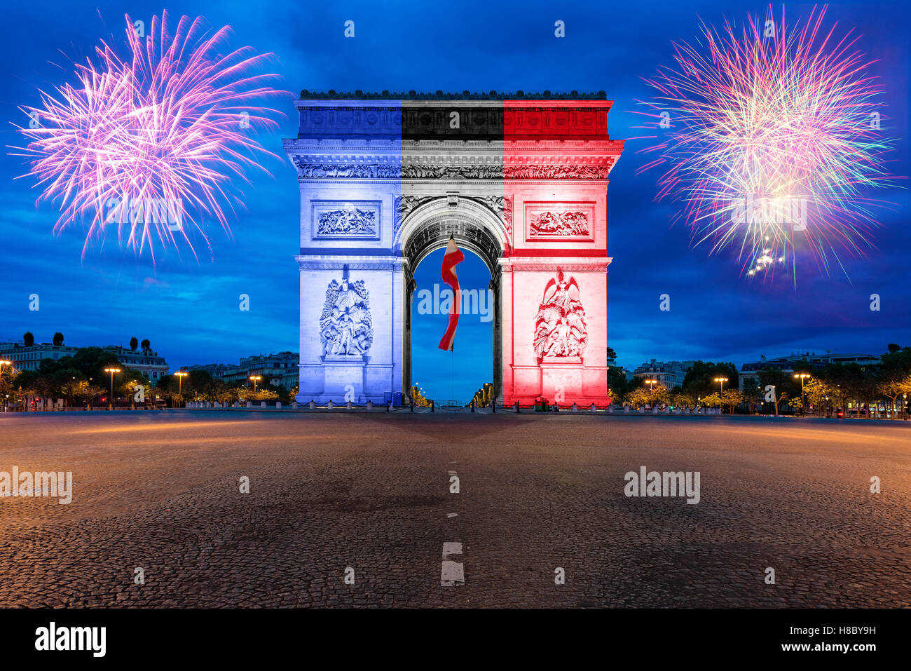 Arco de Triunfo y los Campos Elíseos de París con fuegos artificiales de Año Nuevo en París, Francia. Foto de stock