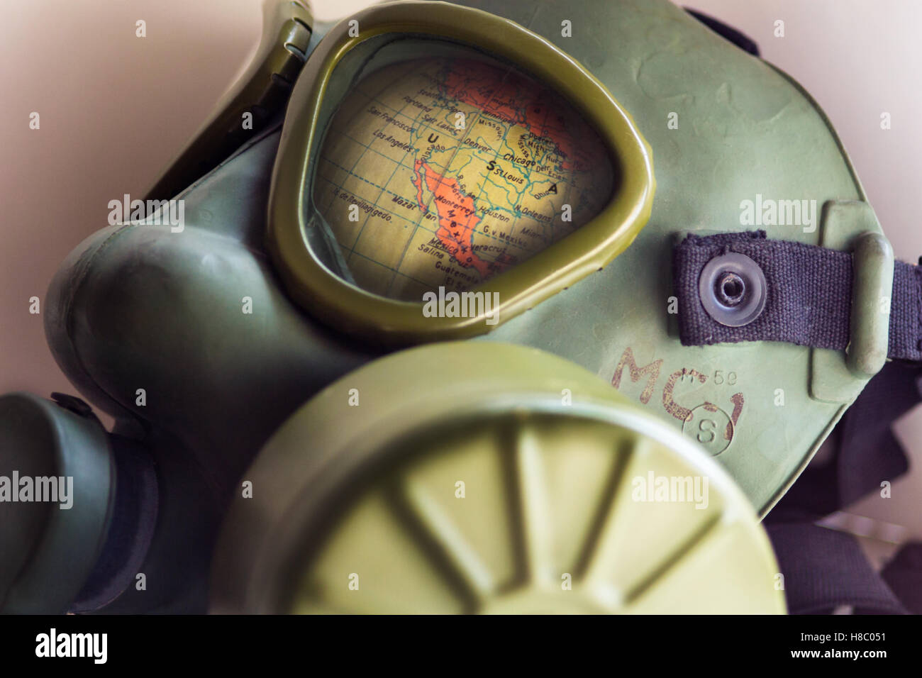 Belgrado, Serbia - Noviembre 10, 2016: la parte del mapa del mundo con los Estados Unidos de América muestra a través de un ejército de WWII máscara de gas (Fabricante desconocido) Foto de stock