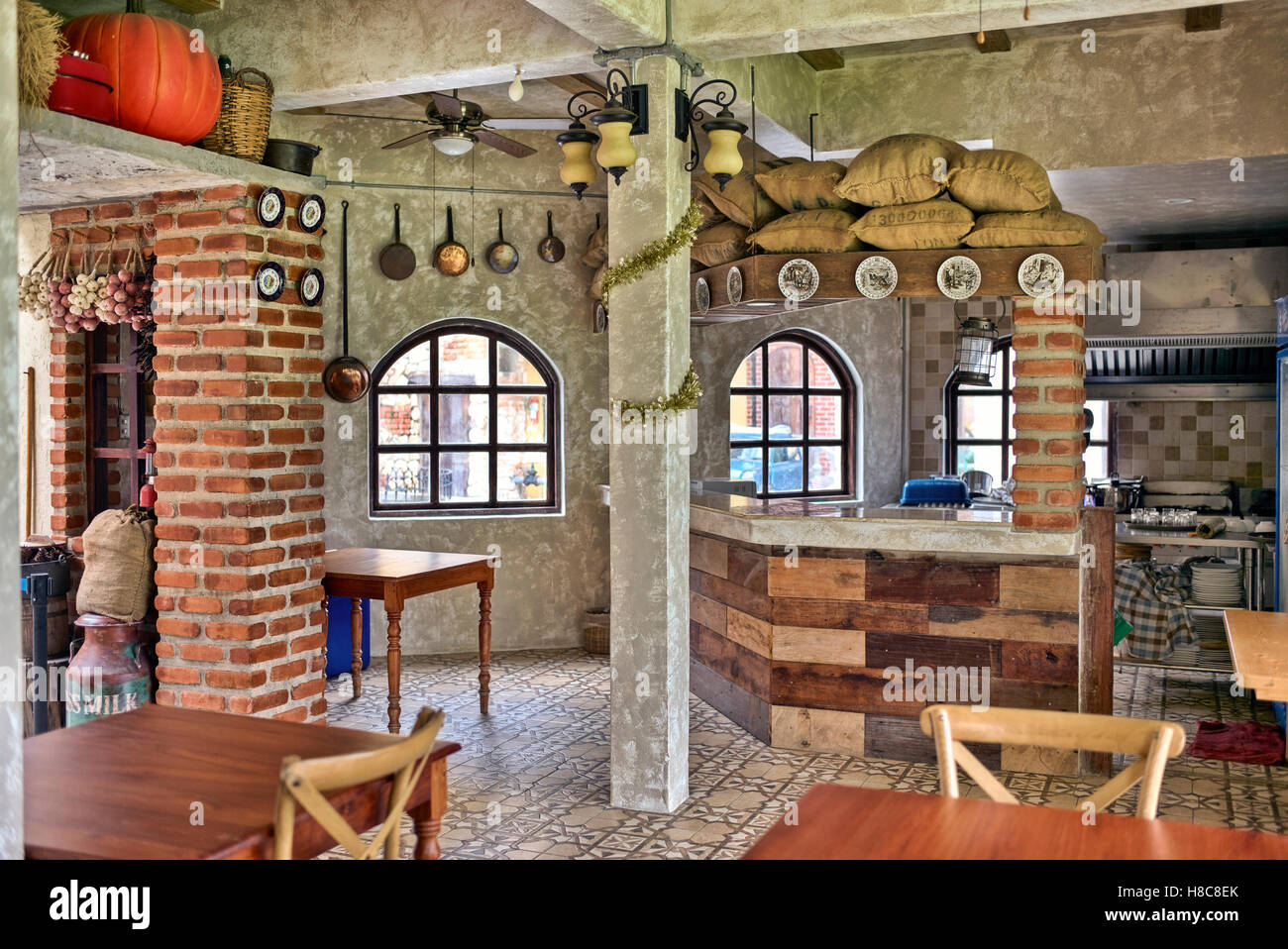 Rustic restaurant interior fotografías e imágenes de alta resolución - Alamy