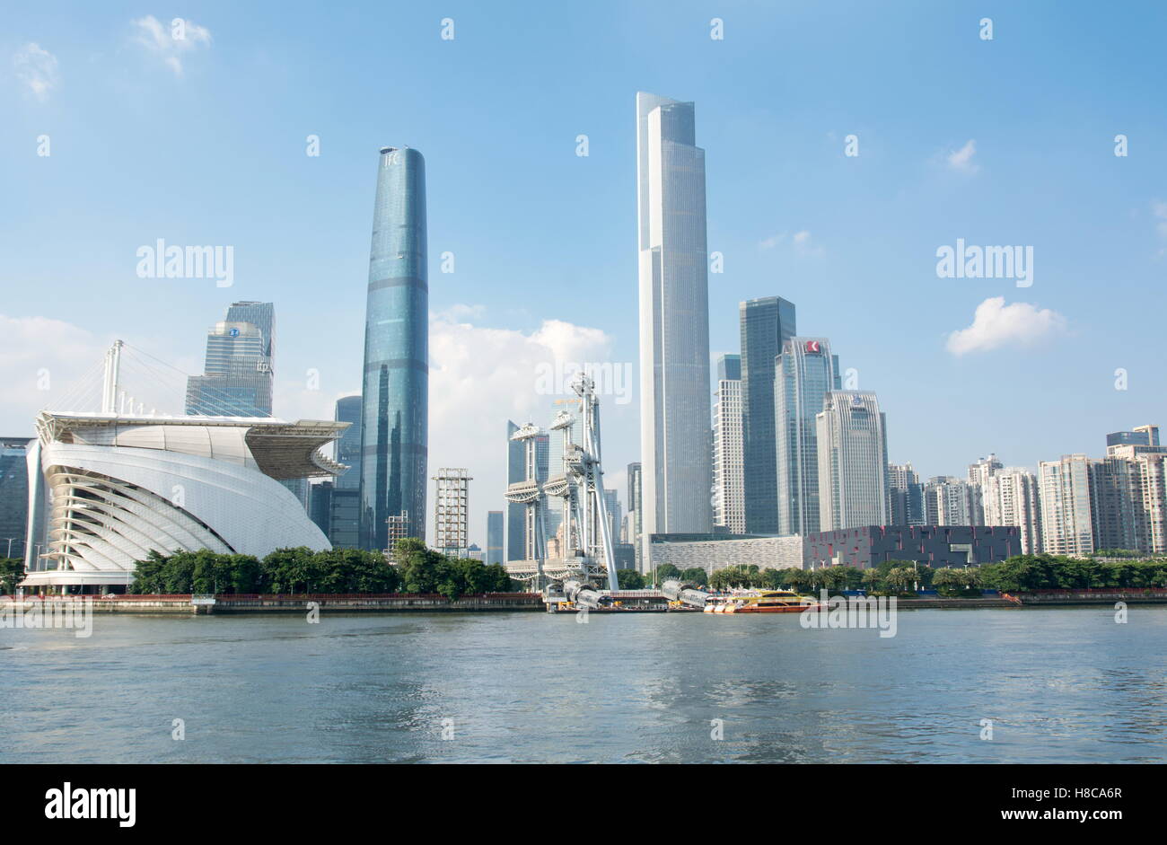 GUANGZHOU, CHINA - Sep 13, 2016: el paisaje urbano de agua de la ciudad de Guangzhou, provincia de Guangdong, China Foto de stock