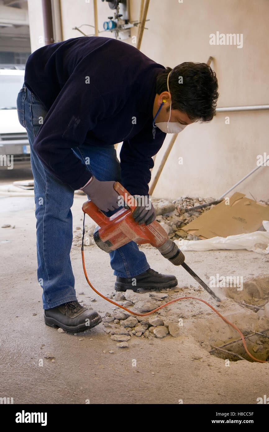 Albañil trabajando en un sitio en construcción Foto de stock