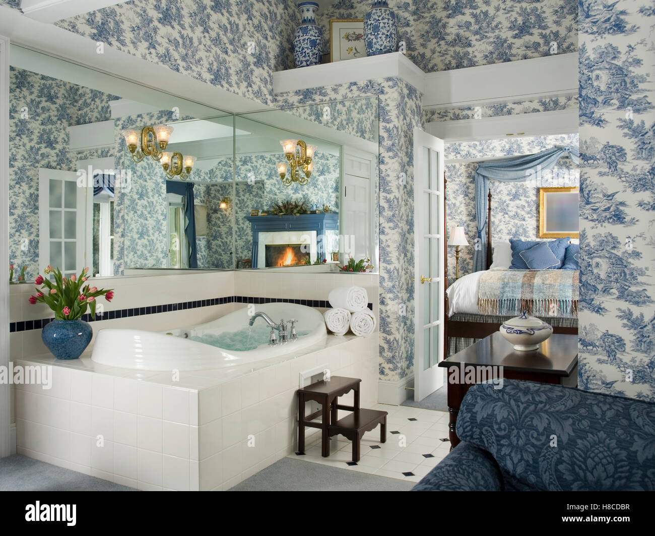 Cuarto de baño con azul toile de JOUY wallpaper y ver al dormitorio ... Cuarto de baño con azul toile de JOUY wallpaper y ver al dormitorio ...