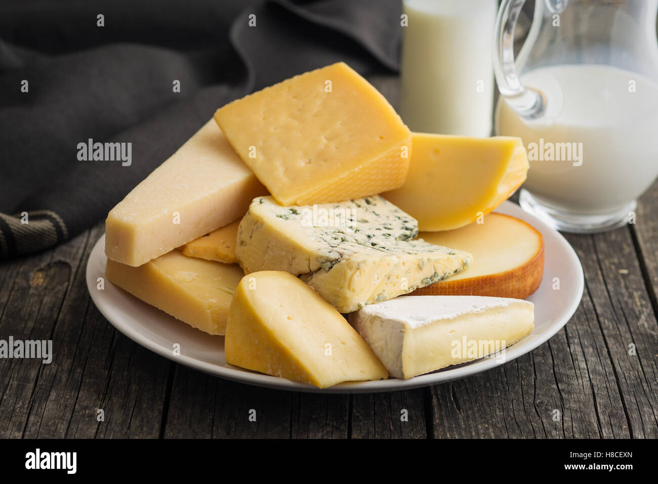 Diferentes tipos de quesos en la mesa de madera antigua. Foto de stock
