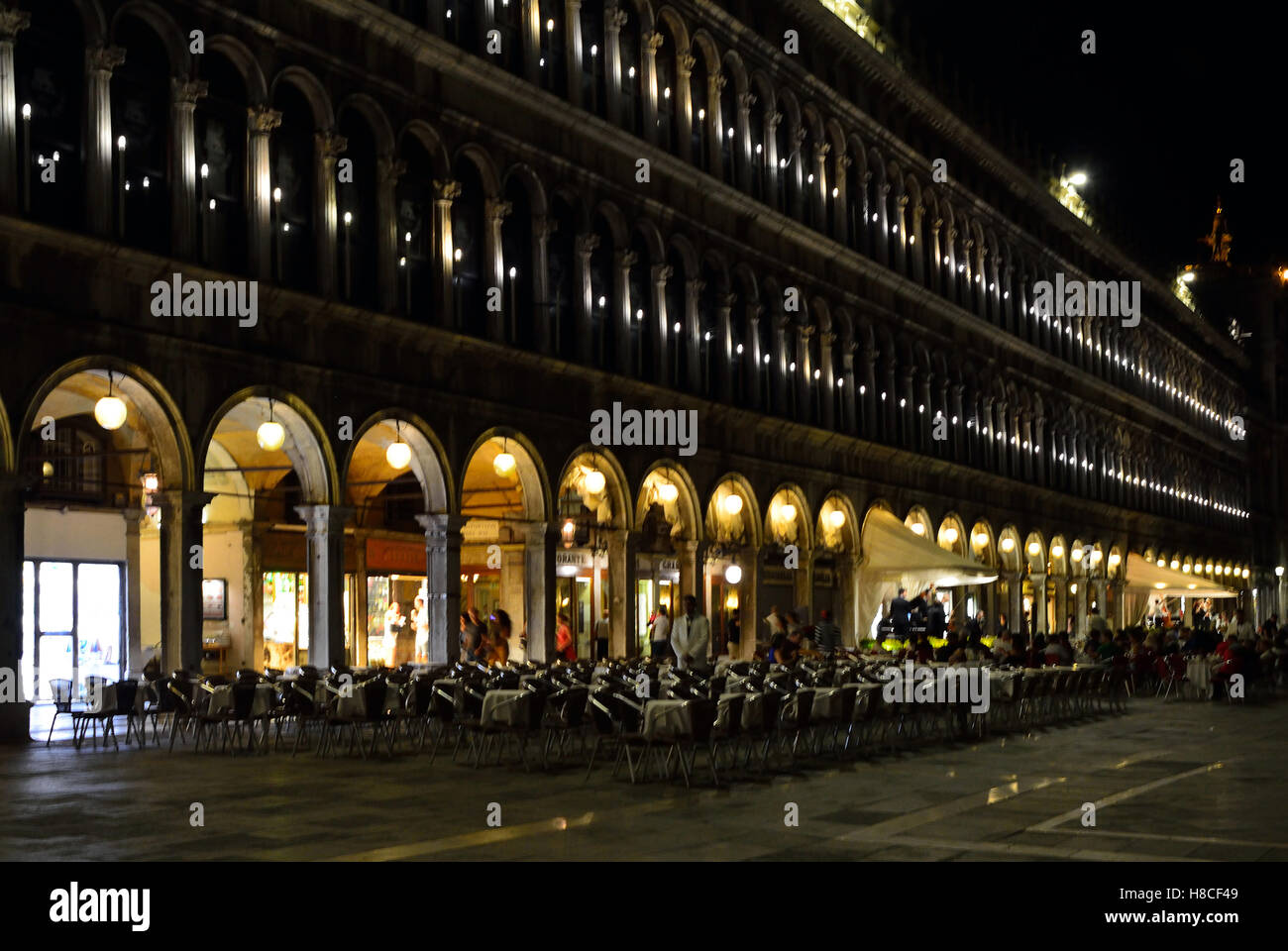 Piazza San Marco de Venecia en Italia con los turistas por la noche. Foto de stock