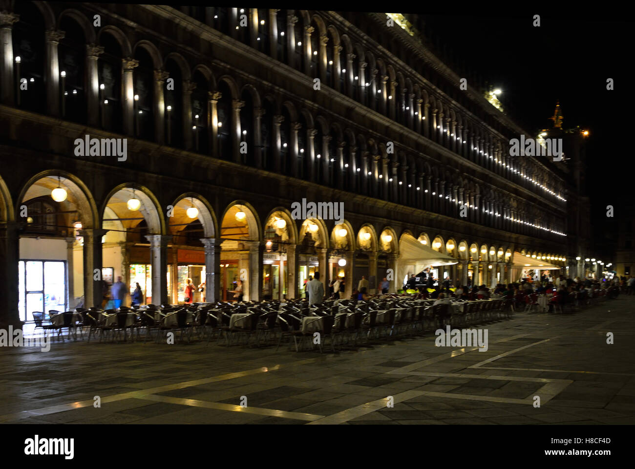 Piazza San Marco de Venecia en Italia con los turistas por la noche. Foto de stock