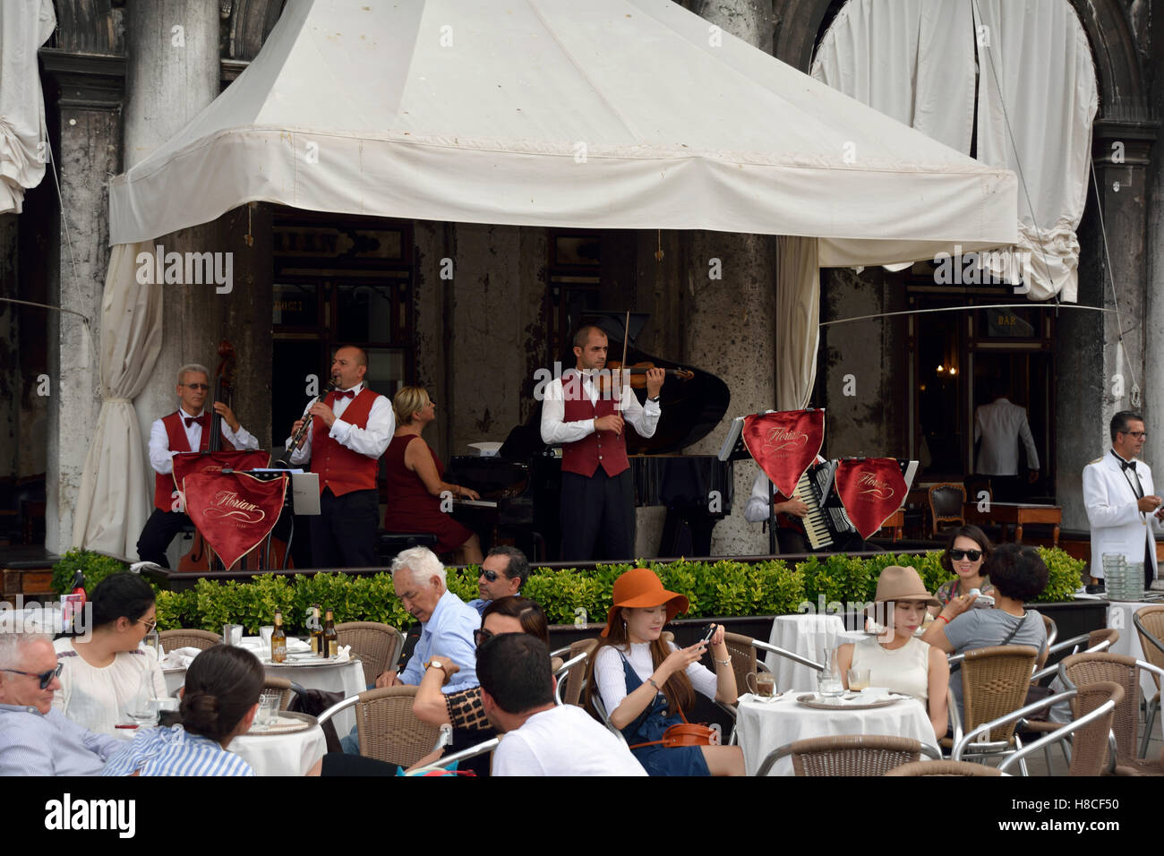 Orquesta en la tradicional cafetería Caffe Florian en la Piazza San Marco de Venecia en Italia. Foto de stock