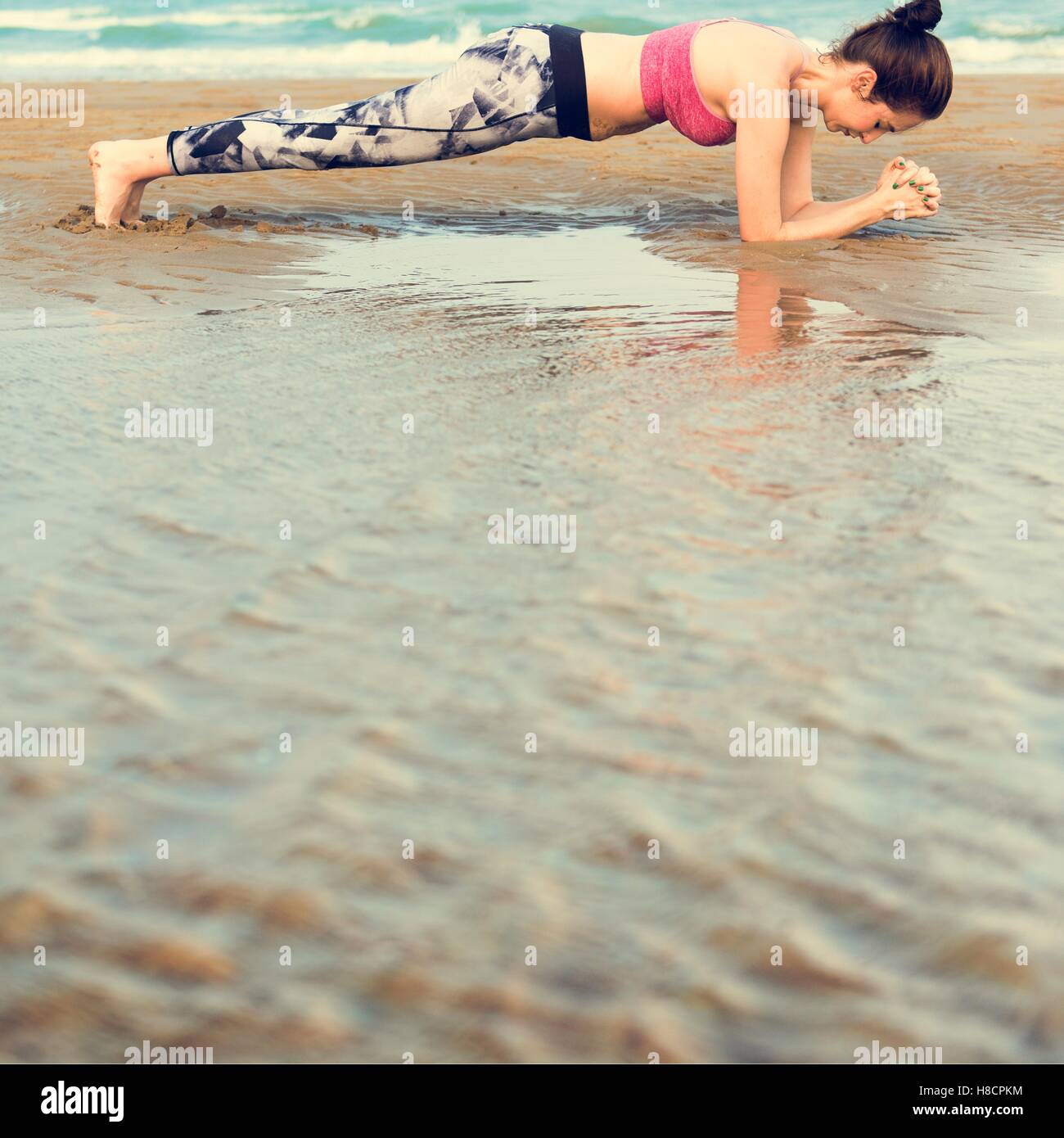 Mujer entarimado estiramiento Flex Formación Concepto de playa estilo de vida saludable Foto de stock