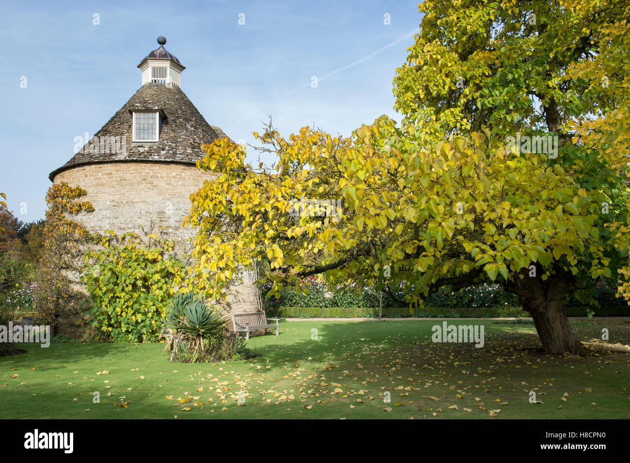 Palomar y jardín Rousham en otoño en la casa y el jardín. Oxfordshire, Inglaterra Foto de stock