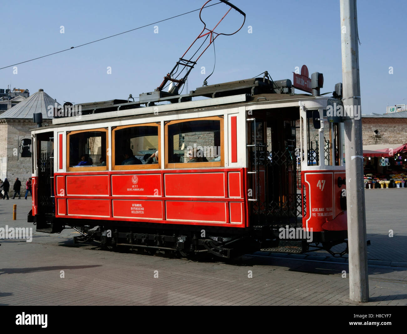 Tranvía histórico en la plaza Taksim, Estambul Foto de stock