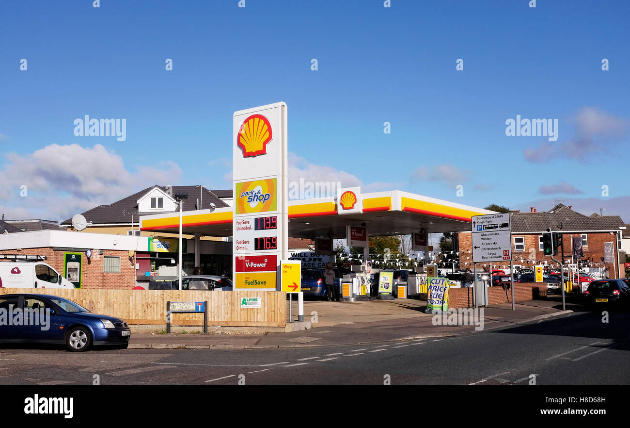 La estación de combustible de gasolina Shell garaje en Bournemouth Dorset Uk Foto de stock