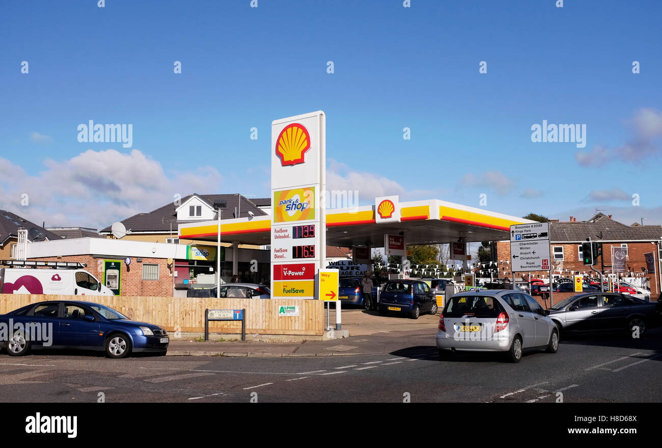 La estación de combustible de gasolina Shell garaje en Bournemouth Dorset Uk Foto de stock