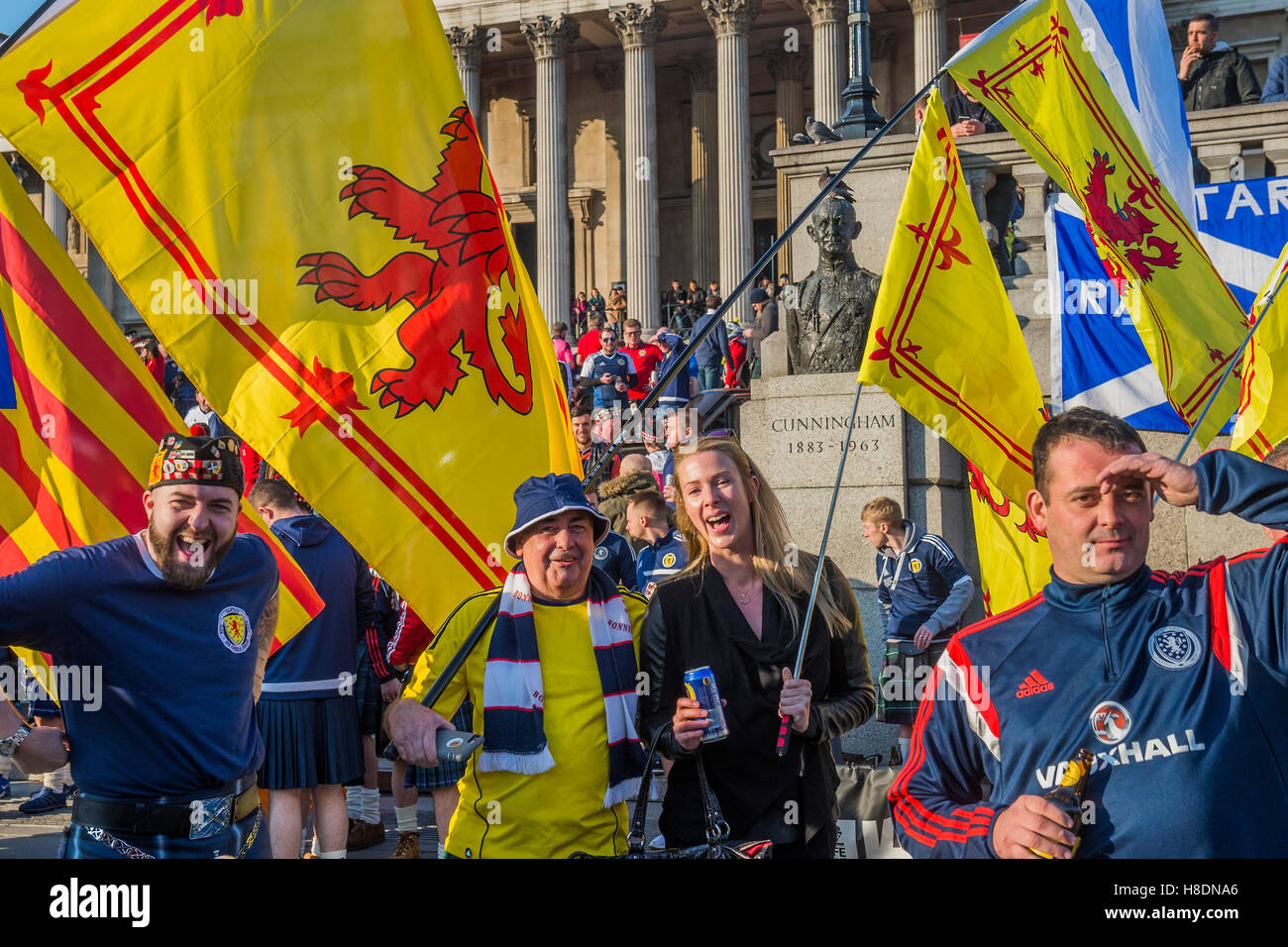 Londres, Reino Unido. 11 Nov, 2016. Los aficionados al fútbol de Escocia se reúnen en Trafalgar Square antes de esta noche el partido de fútbol contra Inglaterra - 11 de noviembre de 2016, en Londres. Crédito: Guy Bell/Alamy Live News Foto de stock