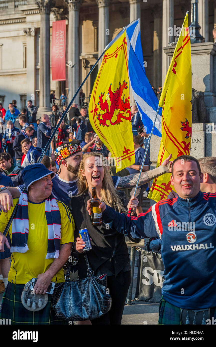 Londres, Reino Unido. 11 Nov, 2016. Los aficionados al fútbol de Escocia se reúnen en Trafalgar Square antes de esta noche el partido de fútbol contra Inglaterra - 11 de noviembre de 2016, en Londres. Crédito: Guy Bell/Alamy Live News Foto de stock