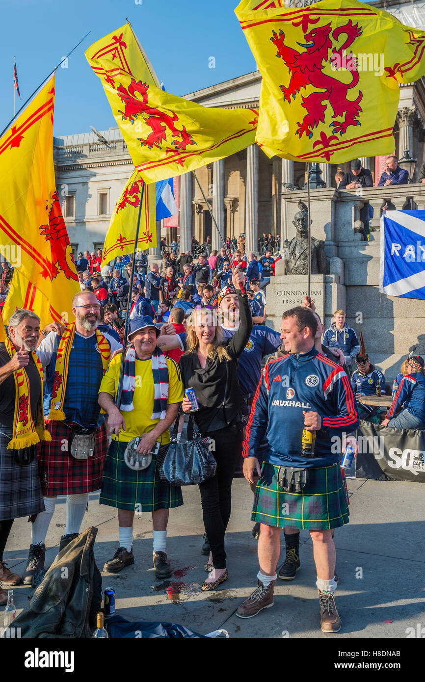 Londres, Reino Unido. 11 Nov, 2016. Los aficionados al fútbol de Escocia se reúnen en Trafalgar Square antes de esta noche el partido de fútbol contra Inglaterra - 11 de noviembre de 2016, en Londres. Crédito: Guy Bell/Alamy Live News Foto de stock