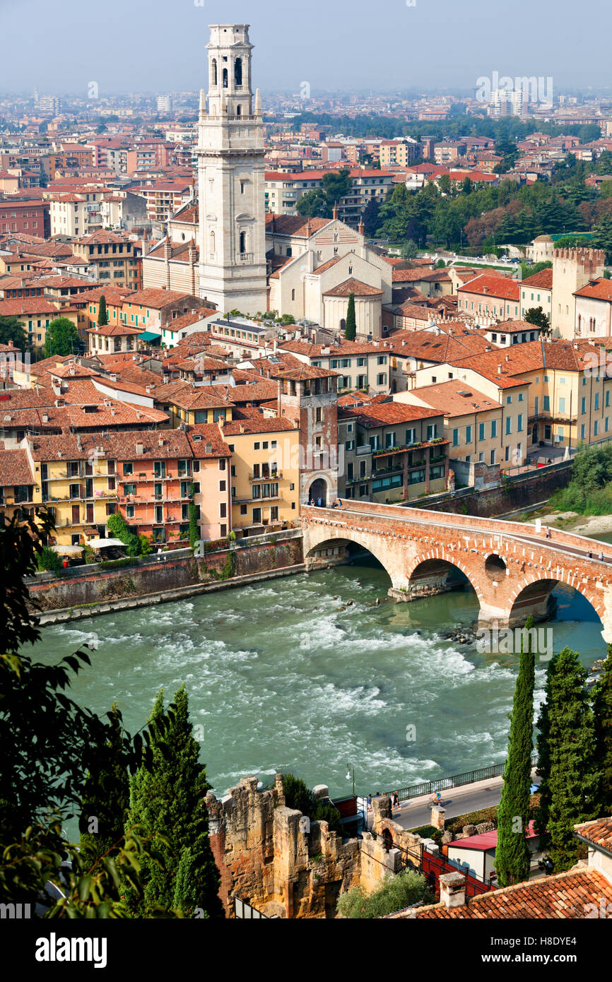 Vista aérea del río Adige y el puente de San Pedro, en la ciudad de Verona, Italia Foto de stock