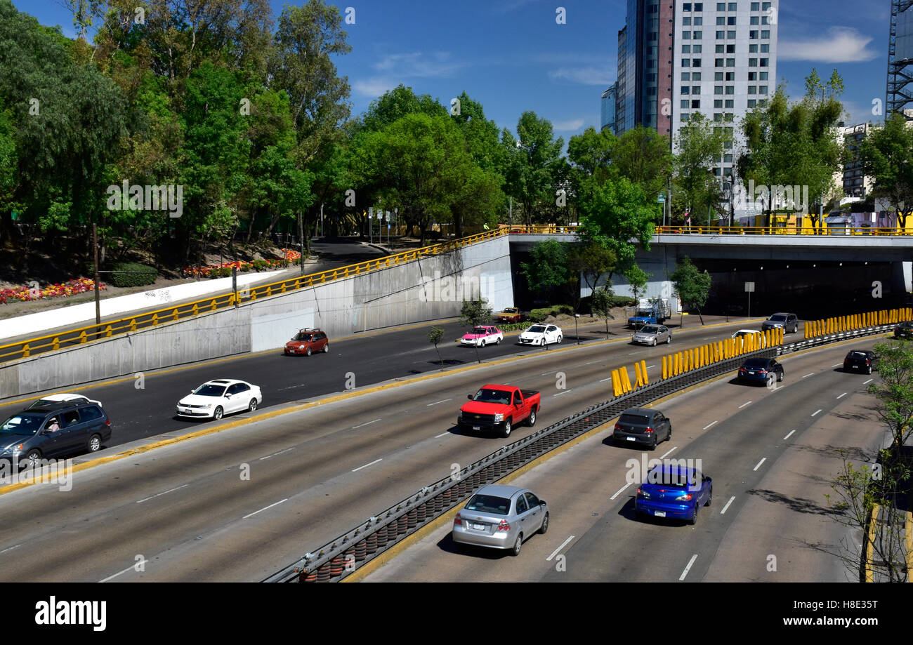 Circuito Interior Melchor Ocampo camino a lo largo del Parque Chapultepec, Ciudad de México, D.F