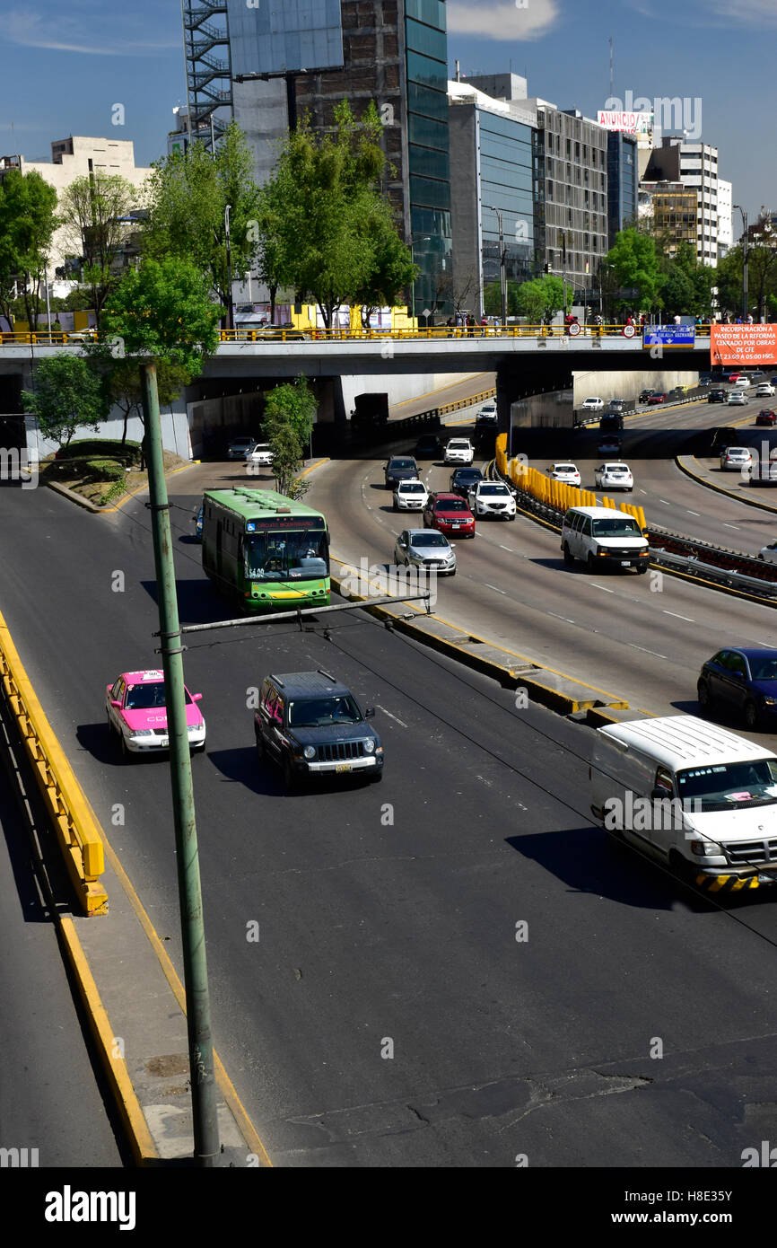 Circuito Interior Melchor Ocampo camino a lo largo del Parque Chapultepec, Ciudad de México, D.F