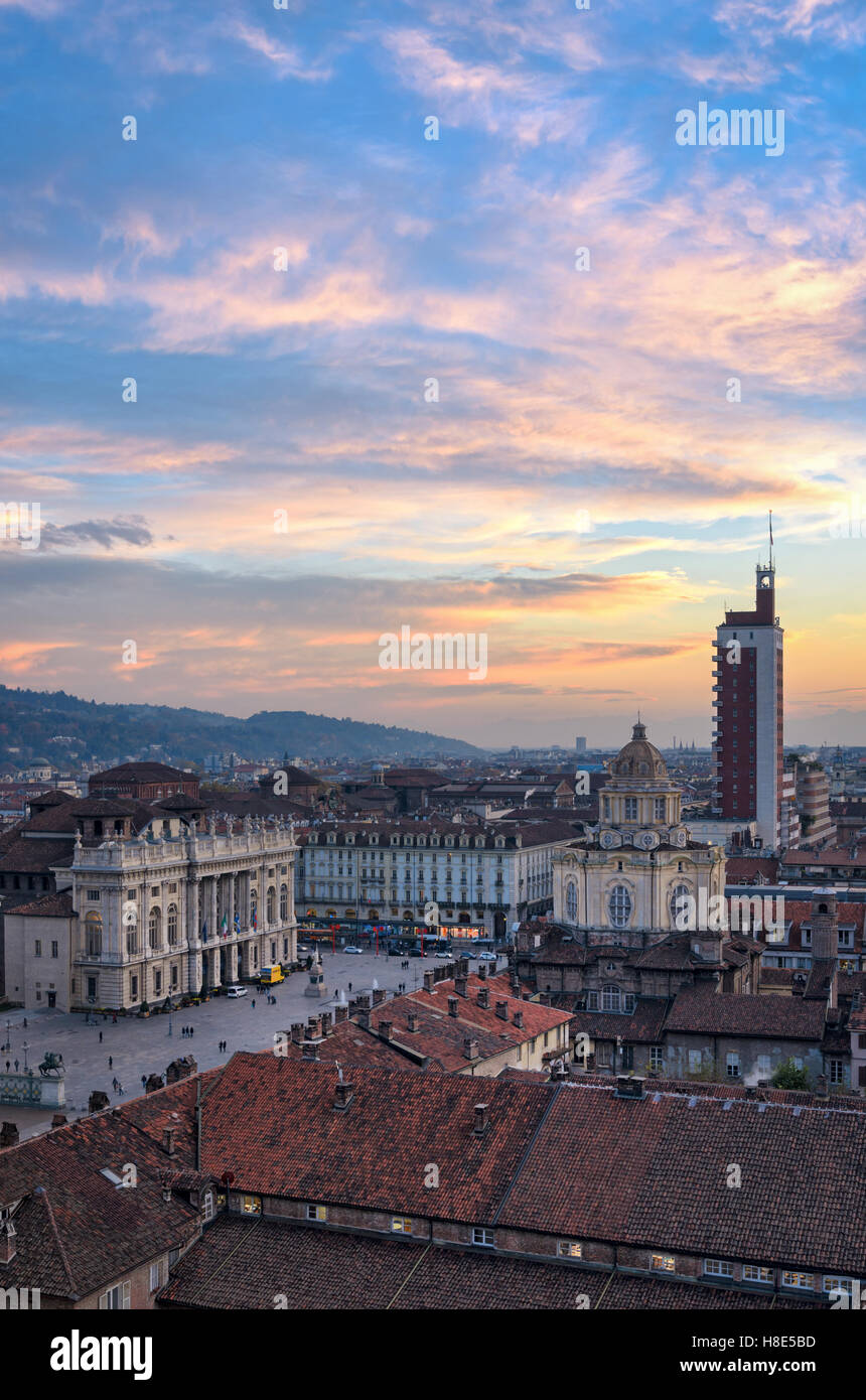 Turín (Torino) Vista panorámica de la Piazza Castello desde el campanario de la catedral al atardecer Foto de stock