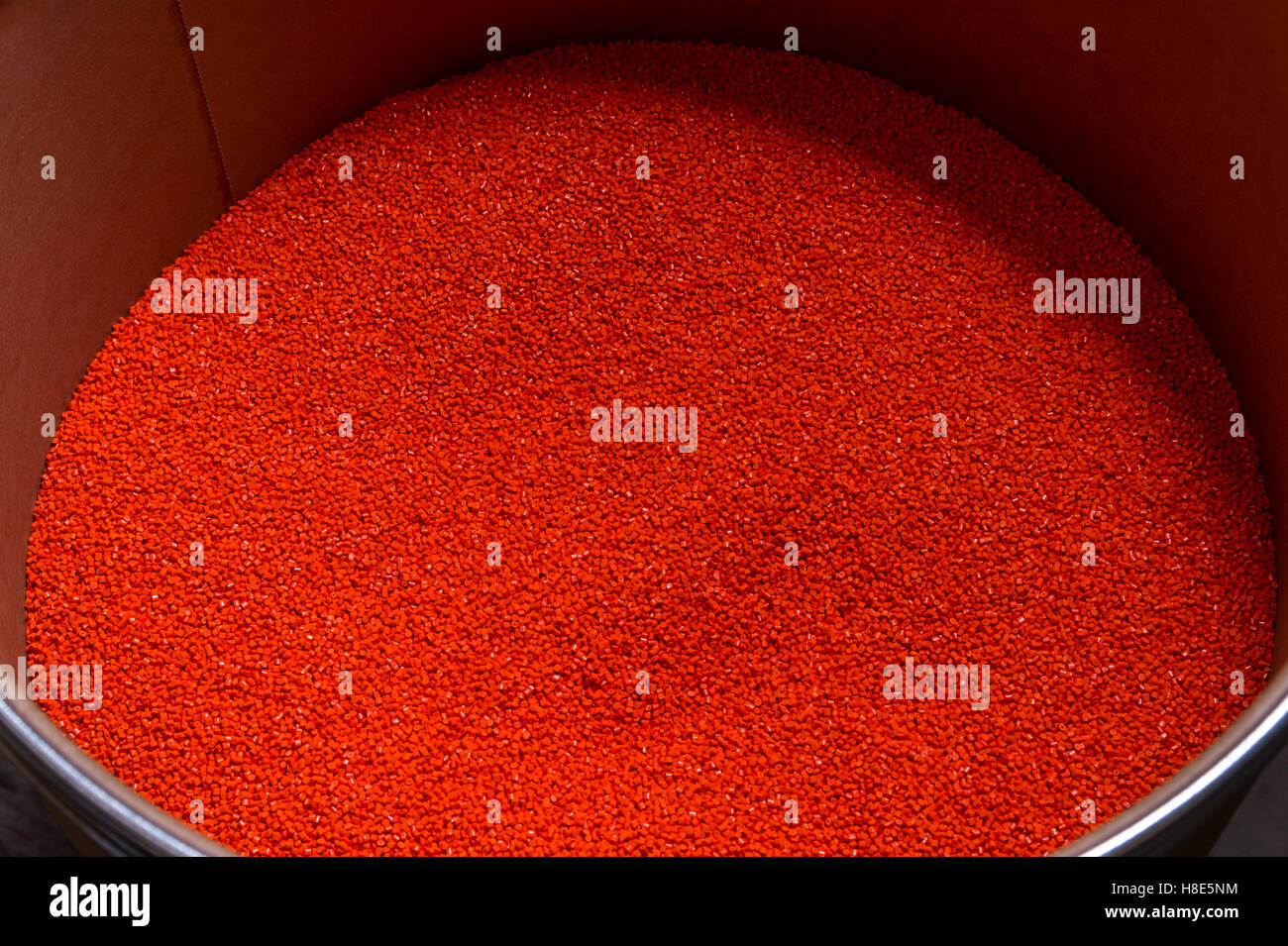 Coloridas bolitas rojas usadas para agregar color al plástico Foto de stock