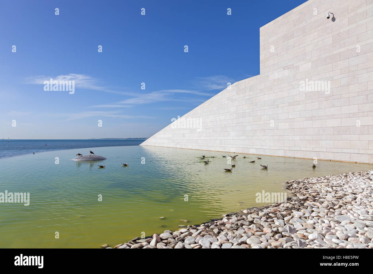 Detalle de la Fundación Champalimaud, con vistas sobre el río Tajo y el Océano Atlántico. Centro de lo desconocido. Lisboa. Foto de stock