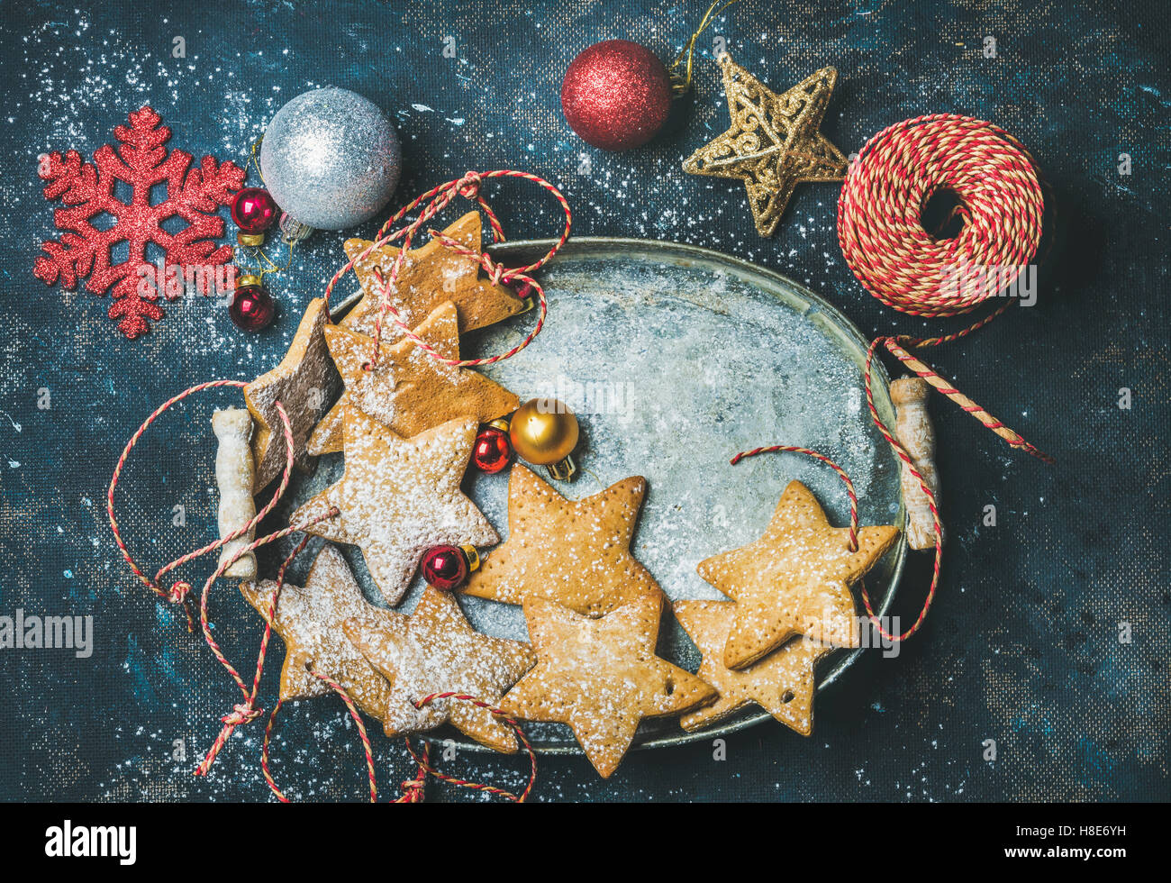 Vacaciones de Navidad galletas de jengibre con forma de estrella para la decoración del árbol de Navidad, copos de nieve decorativa, pelotas y juguetes en metal Foto de stock