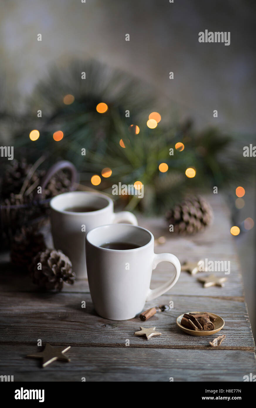 Navidad mesa rustica con tazas de té y decoraciones Foto de stock