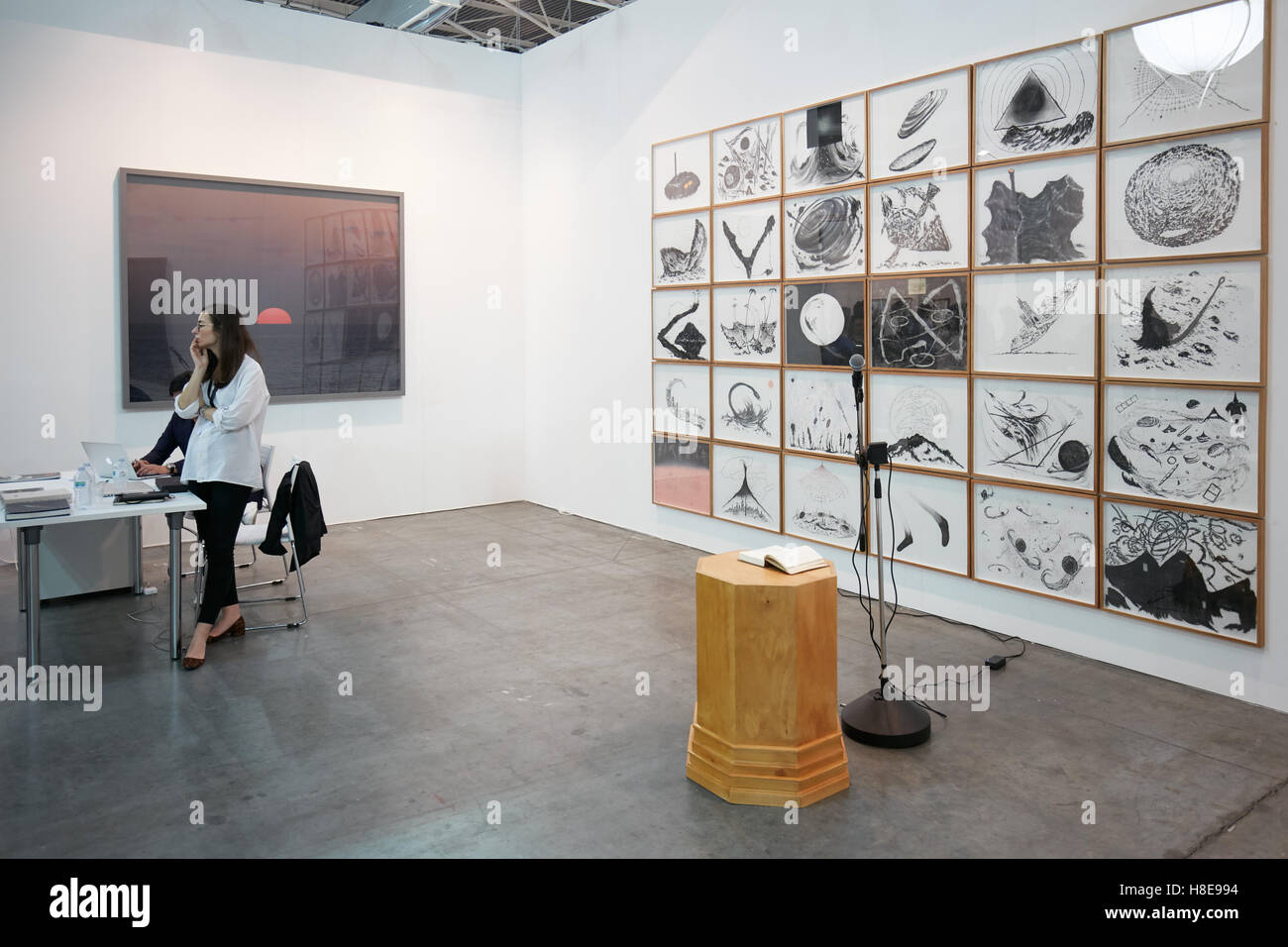 Vista de la galería de arte con obras de arte durante la feria de arte contemporáneo, Artissima en Turín Foto de stock